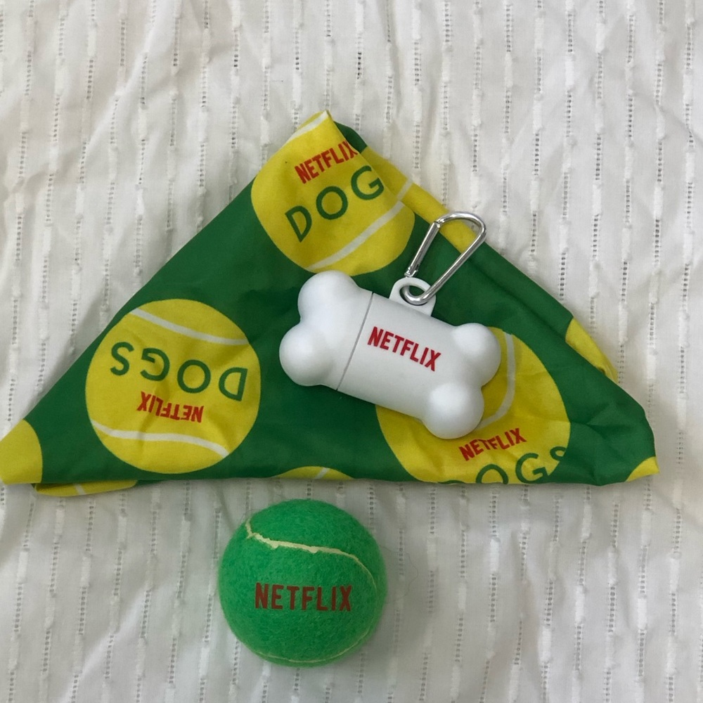 NETFLIX DOGS ACCESSORIES SET- NEW - Picture 4 of 7